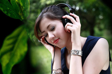Jeune femme écoutant une musique relaxante au casque audio